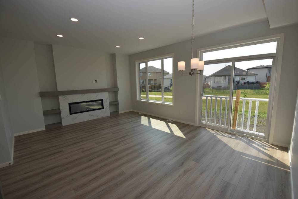 TODD LEWYS / FREE PRESS
There’s plenty of space to dine and relax in the great room and dining area, which is bathed in the natural light that comes in from a glass-filled, south-facing rear wall.