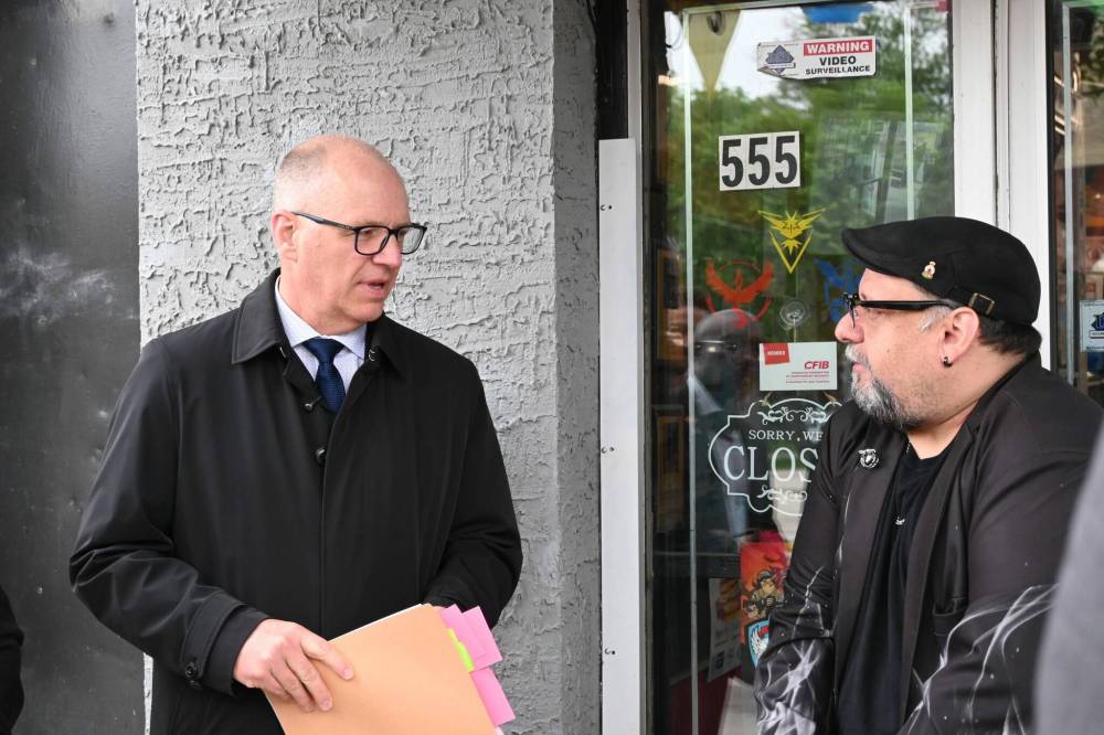 MATTHEW FRANK / FREE PRESS
Mayor Scott Gillingham meets with West End business owner Michael Paille, owner of Cobra Collectibles, to discuss safety concerns.