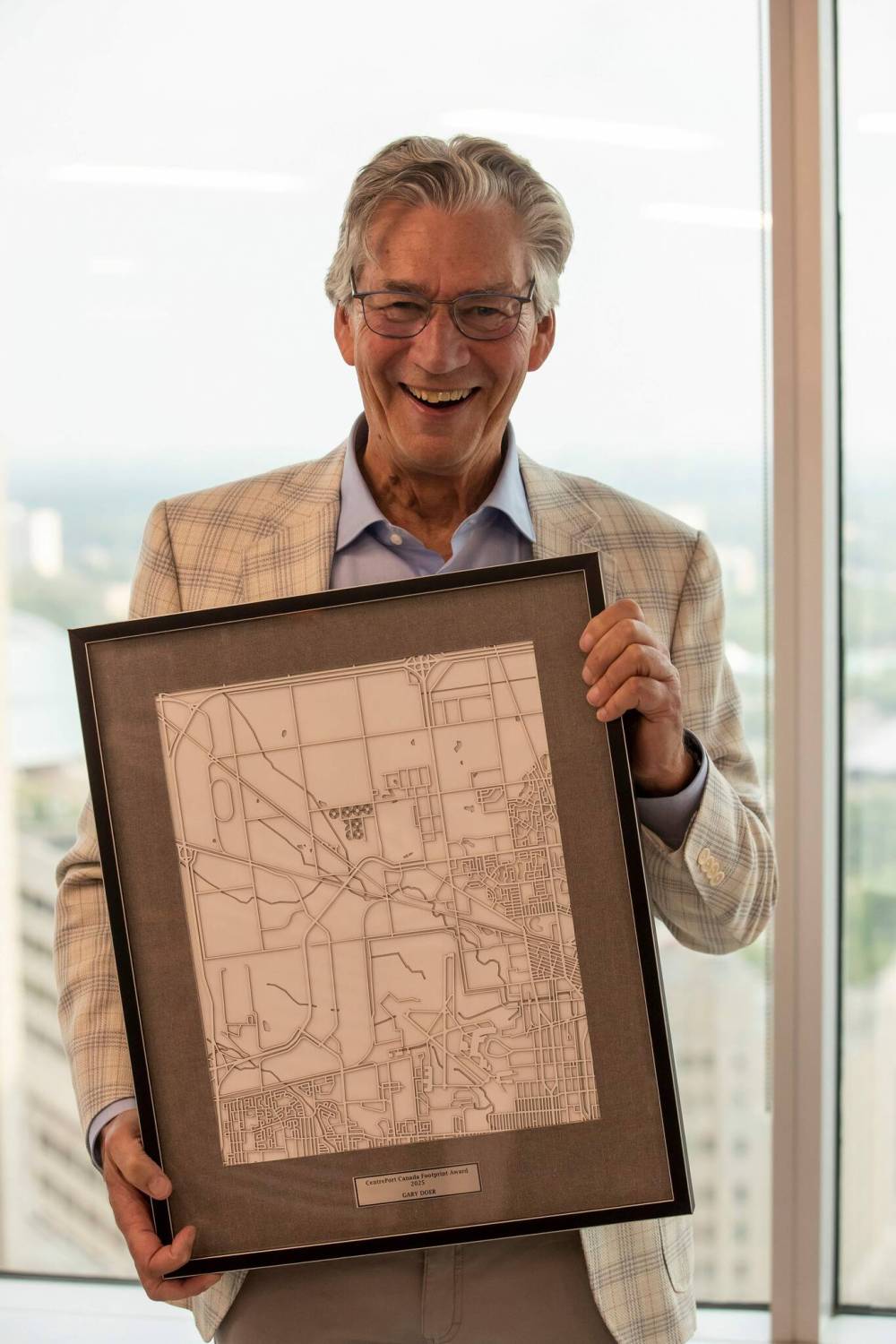 BROOK JONES / FREE PRESS
Former premier Gary Doer holds his CentrePort Canada Footprint Award, which recognizes an individual who has contributed to the success of CentrePort Canada and its mission to grow Manitoba’s role in global trade and logistics.