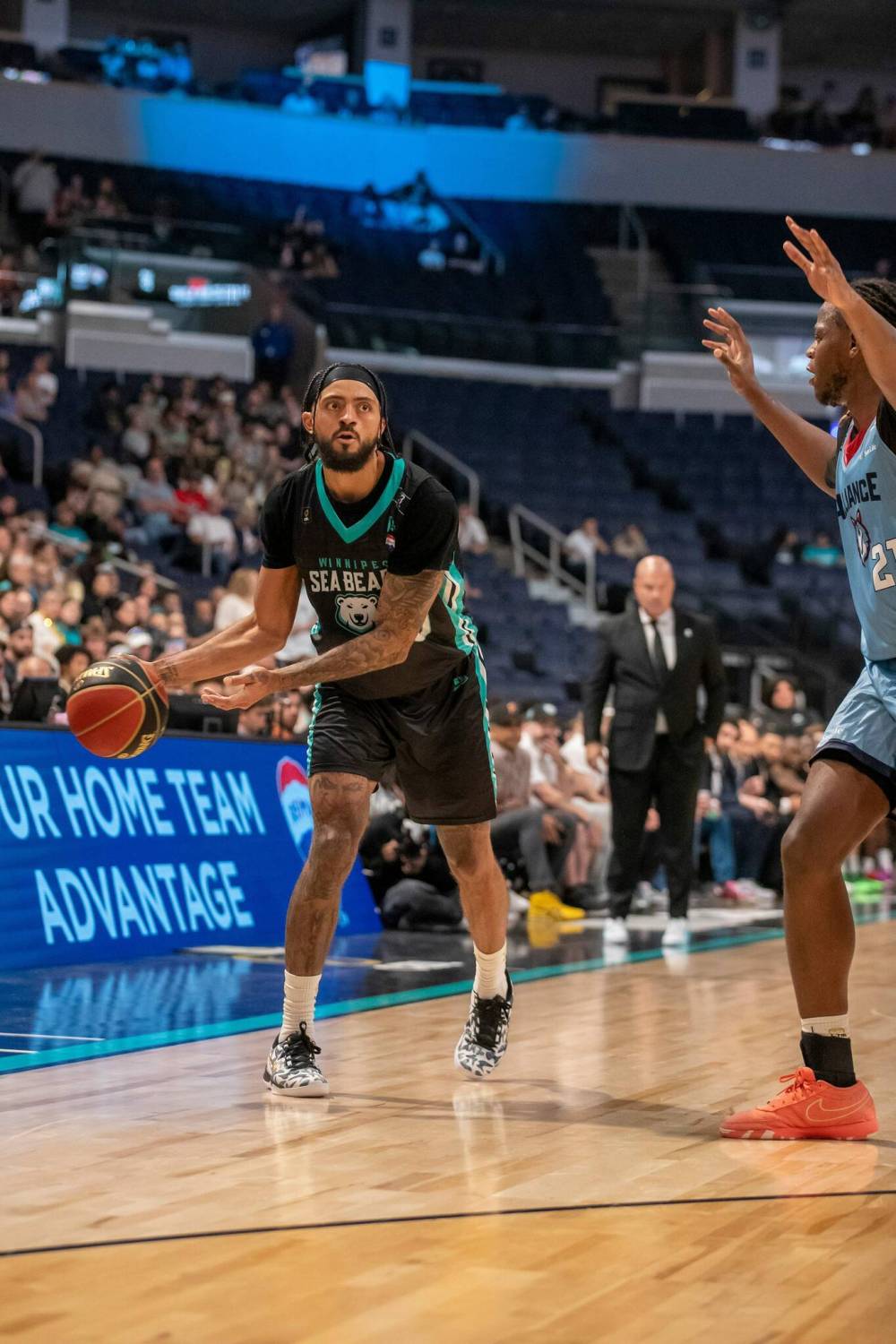 BROOK JONES/FREE PRESS
Sea Bears Jalen Harris (No. 20) controls the basketball while Alliance centre Dontay Bassett (No. 21) covers him during third quarter action.
