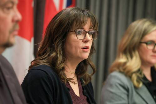 RUTH BONNEVILLE / FREE PRESS FILES
                                Kristin Hayward (centre), assistant deputy minister of the Manitoba Wildfire Service, said at a news conference Thursday that the province must be certain areas are safe to return to before allowing fire evacuees to head home.