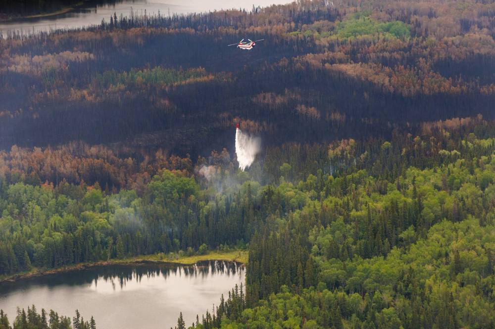 MIKE DEAL / FREE PRESS
Premier Wab Kinew takes a helicopter tour of the wildfire areas on Thursday, making stops in Flin Flon and Thompson.