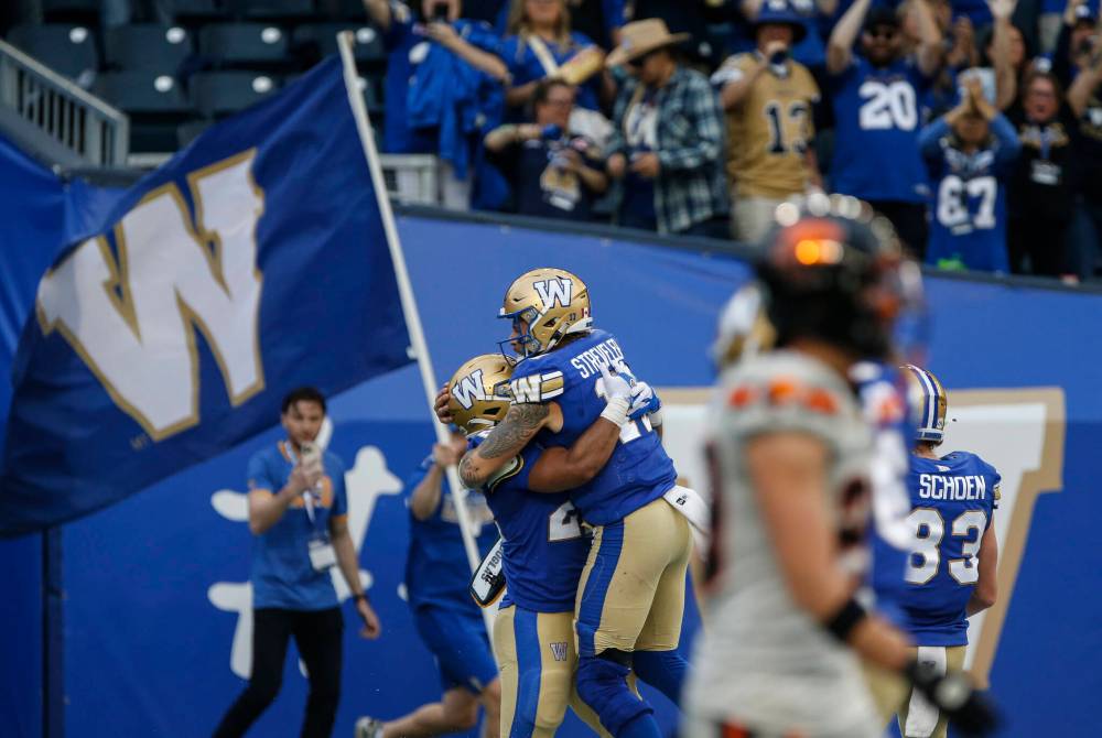 John Woods / THE CANADIAN PRESS
Winnipeg Blue Bombers’ Matthew Peterson (22) and quarterback Chris Streveler (17) celebrate Peterson’s touchdown in the first half, Thursday.