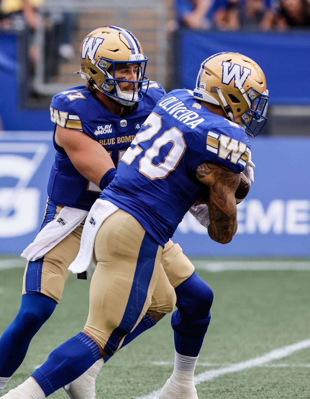 John Woods / THE CANADIAN PRESS
Winnipeg Blue Bombers quarterback Chris Streveler (17) hands off to Brady Oliveira (20) in the first half.