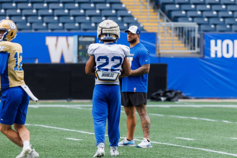 MIKE DEAL / FREE PRESS
Winnipeg Blue Bombers running back Brady Oliveira (right) watches Matthew Peterson (centre) at practice Monday. Peterson stepped up as injured Oliveira’s replacement in the Bombers’ 34-20 season-opening win last Thursday.