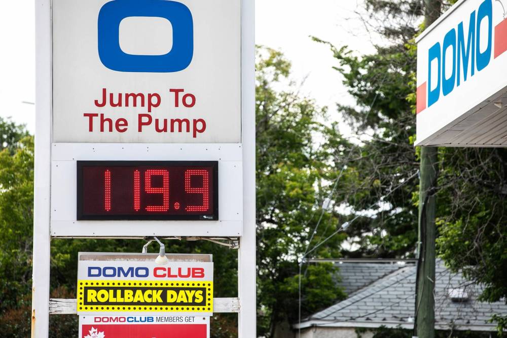 MIKAELA MACKENZIE / FREE PRESS
Across the street at Domo, long lines of cars spilled onto Ness as customers waited to pay 119.9 cents per litre, while Domo Club members paid as little as 114.9 cents.