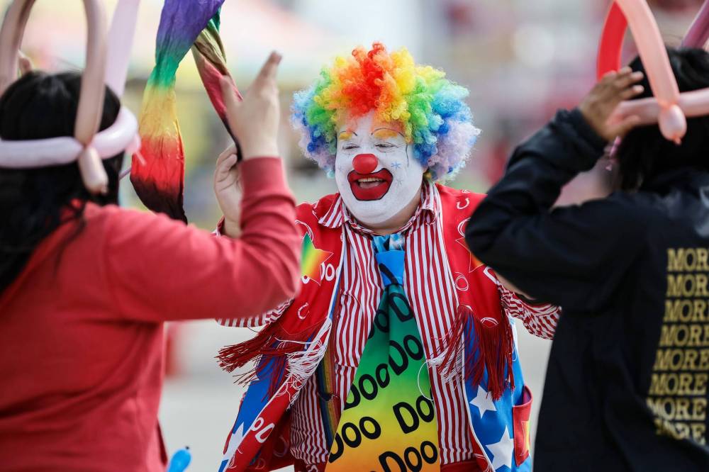 JOHN WOODS / FREE PRESS
Doo Doo The Clown, who has been clowning for 30 years, entertains at the Red River Ex Tuesday.