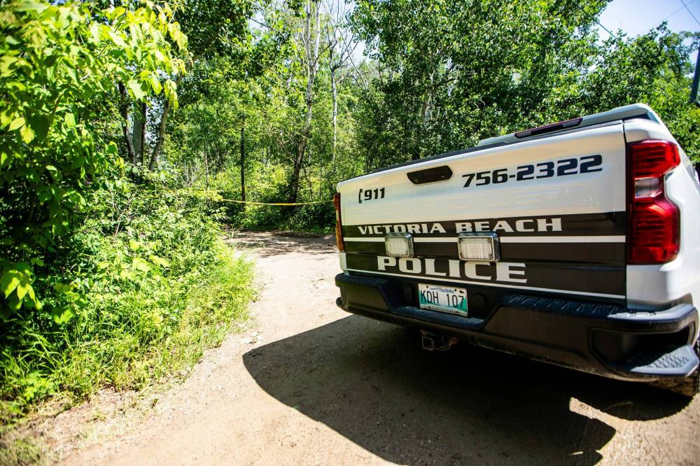 MIKAELA MACKENZIE / FREE PRESS
Police at the scene of a double homicide on Hampton Road in Victoria Beach.