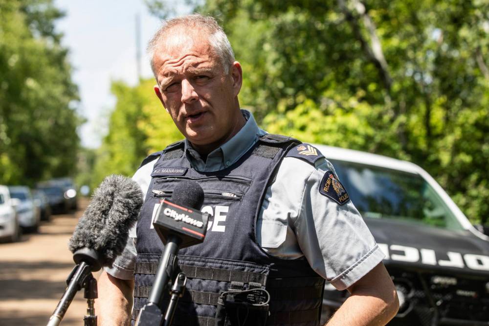 MIKAELA MACKENZIE / FREE PRESS
RCMP spokesman Sgt. Paul Manaigre speaks with the media at the scene.