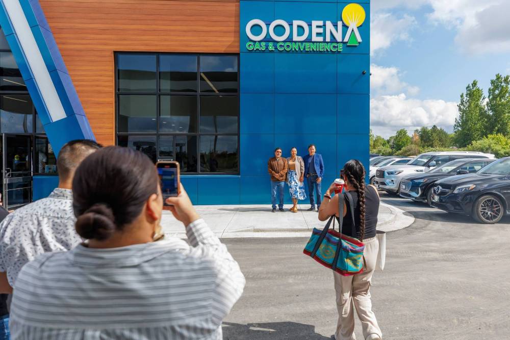 MIKE DEAL / FREE PRESS
Several guests and dignitaries get their photo taken at the soft opening of Oodena Gas & Convenience Monday, the very first business to open in south Winnipeg’s Naawi-Oodena urban economic development zone.