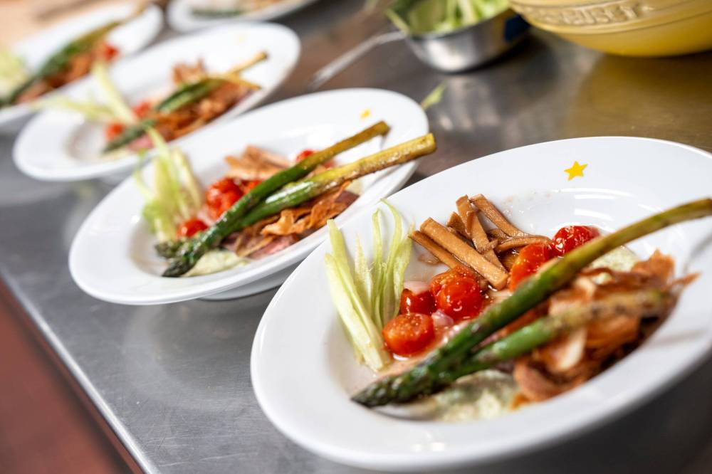 TABLÉE DES CHEFS PHOTO
Gordon Bell’s winning dish was a medium-rare butter-basted steak, served with a Brussels sprout and turnip purée, tomato and onion confit, asparagus and potato chips.