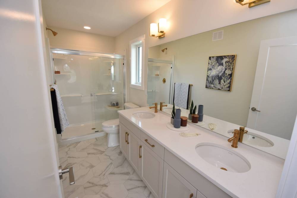 TODD LEWYS / FREE PRESS
Spacious and spa-inspired, the ensuite is a luxurious, calming space.