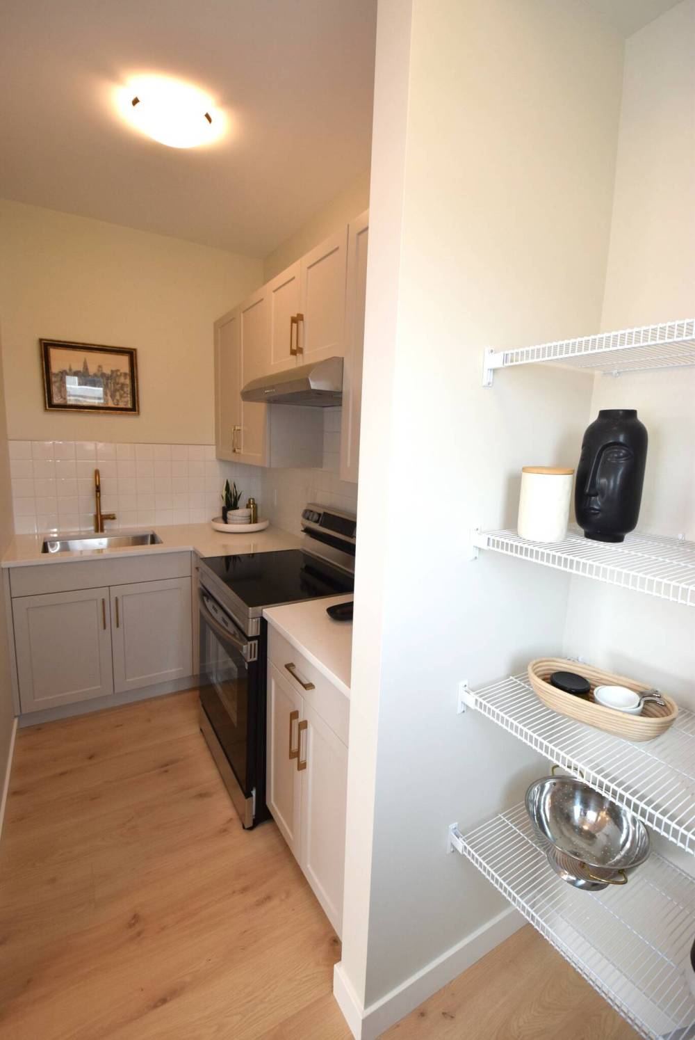 TODD LEWYS / FREE PRESS
Daytona’s designers cleverly placed a handy prep kitchen and butler’s pantry behind the smashing island kitchen at 7 Adara Alley.