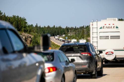 MIKAELA MACKENZIE / FREE PRESS Cars line up to get back into Flin Flon on Highway 10 just before 9 a.m. Wednesday.