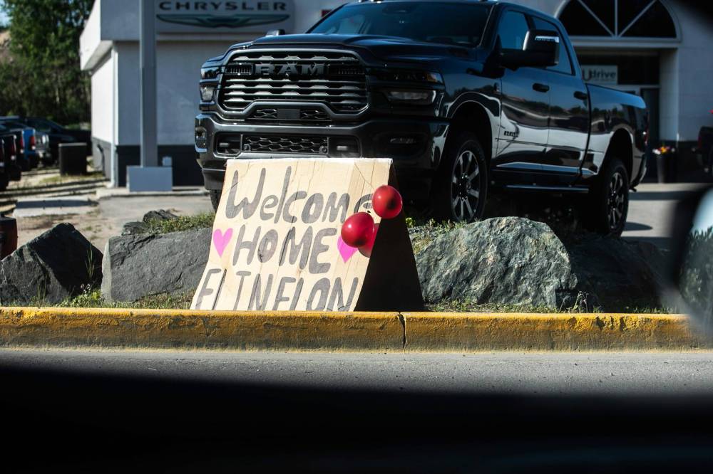 MIKAELA MACKENZIE / FREE PRESS
                                A hand-lettered sign at a car dealership welcomes evacuees back in Flin Flon.