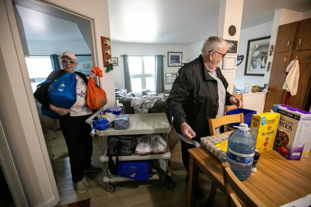 MIKAELA MACKENZIE / FREE PRESS
                                Brian and Helen Humphreys bring groceries and belongings back into their apartment.