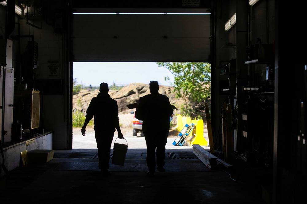 MIKAELA MACKENZIE / FREE PRESS
                                Residents leave the Whitney Forum in Flin Flon with arms full of food, masks, and cleaning kits.