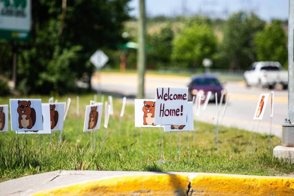 MIKAELA MACKENZIE / FREE PRESS
                                Signs welcome Flin Flon residents home.
