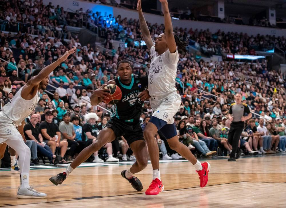 BROOK JONES / FREE PRESS
                                Shooting Stars guard Donovan Williams (right) stands tall as Sea Bears guard Tevian Jones drives to the hoop Friday night in CEBL action.