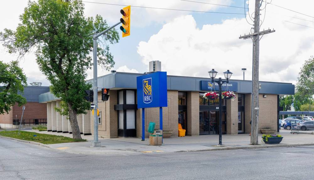 MIKE DEAL / FREE PRESS 
                                West End residents and political reps are fighting to prevent RBC from closing its Sargent Avenue branch.