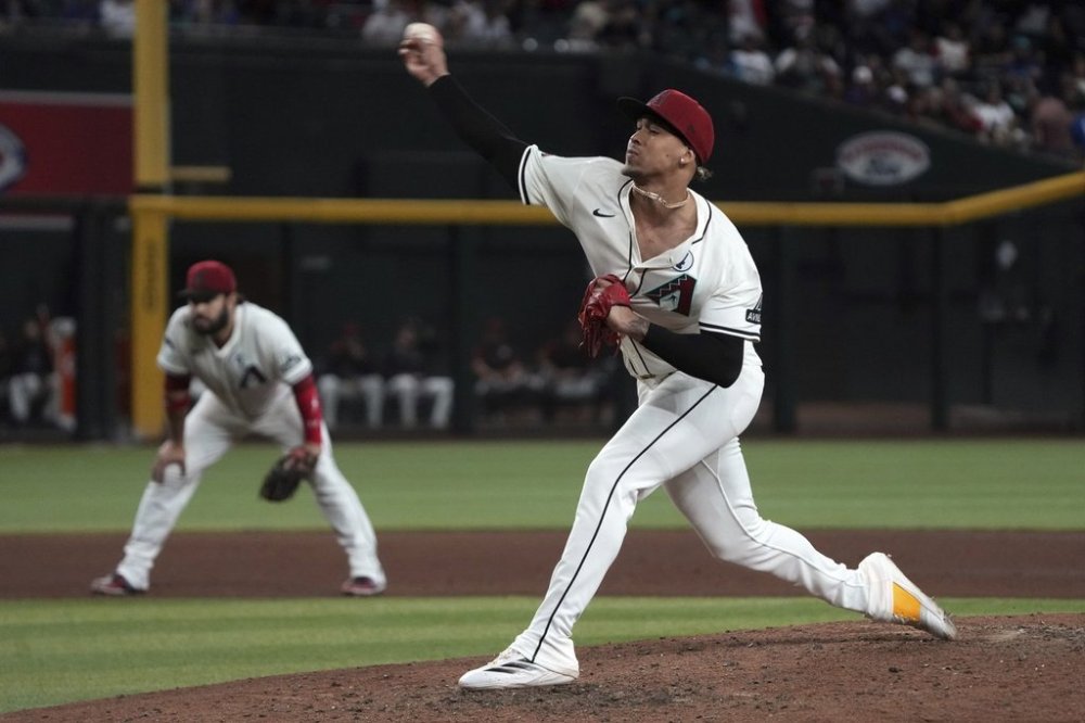 Arizona Diamondbacks pitcher Justin Martinez throws against the Washington Nationals in the ninth inning during a baseball game, Sunday, June 1, 2025, in Phoenix. (AP Photo/Rick Scuteri)
