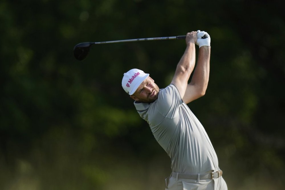 Wyndham Clark tees off on the fourth hole during the first round of the U.S. Open golf tournament at Oakmont Country Club Thursday, June 12, 2025, in Oakmont, Pa. (AP Photo/Seth Wenig)