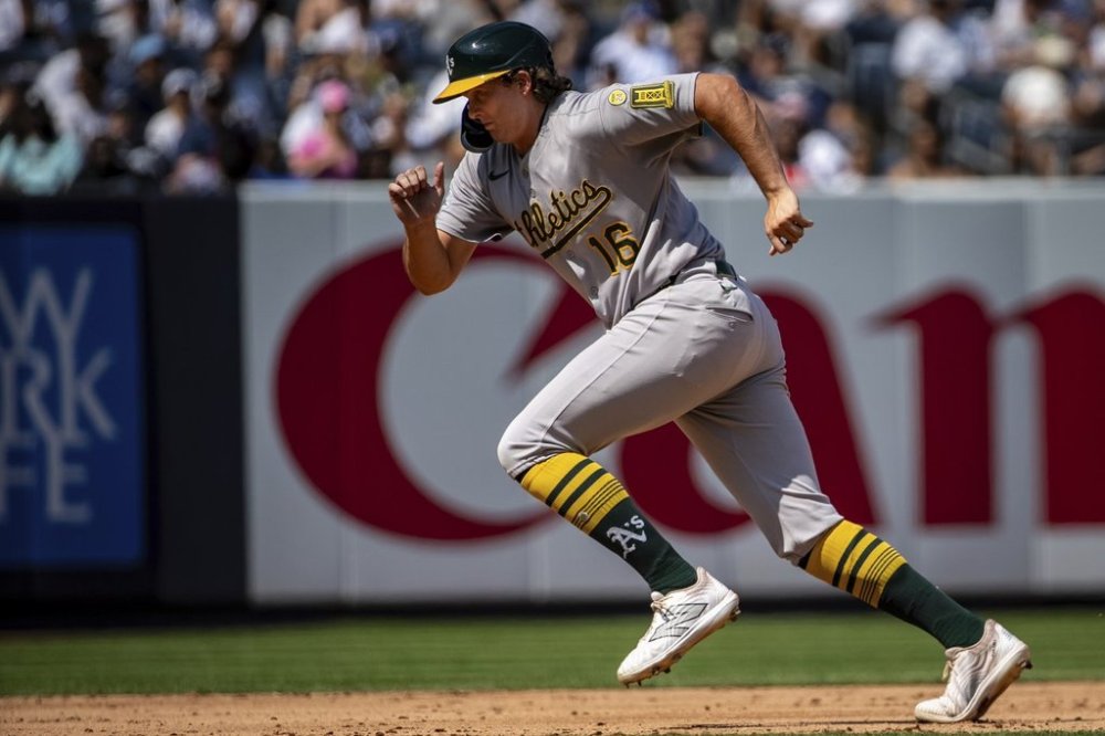 Athletics' Nick Kurtz (16) scores a run on error during Austin Wynns' single during the eighth inning of a baseball game against the New York Yankees, Saturday, June 28, 2025, in New York. (AP Photo/Angelina Katsanis)