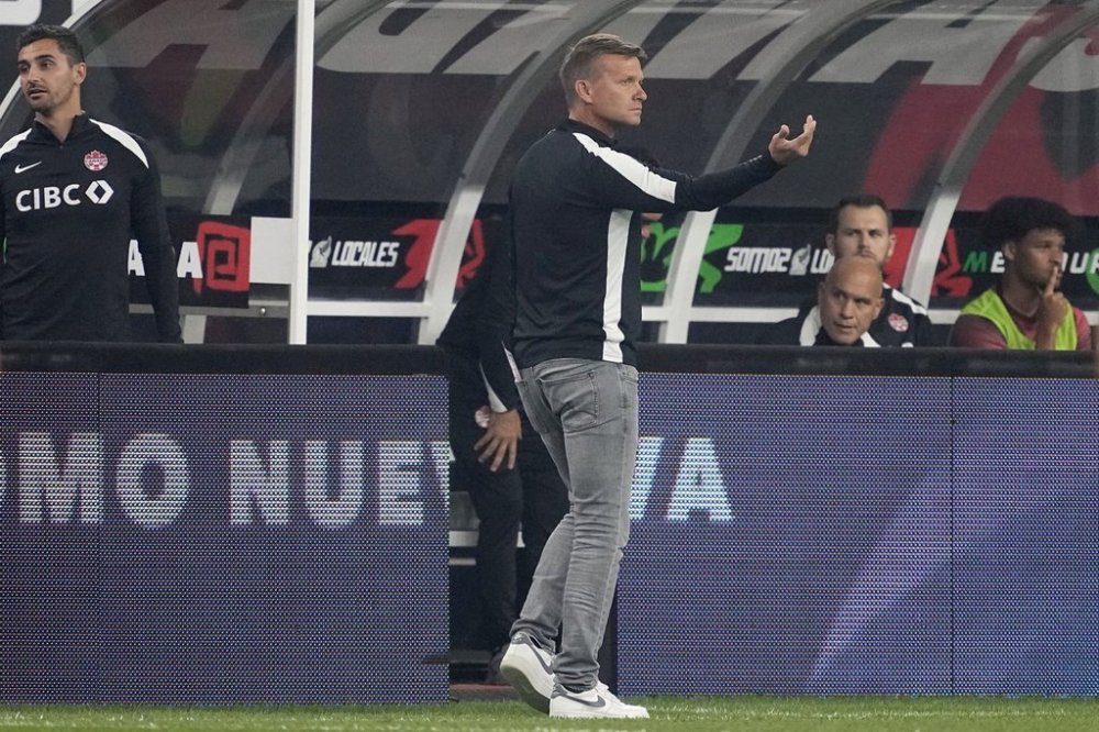 Canada head coach Jesse Marsch instructs his team in the first half of an international friendly soccer match against Mexico, Tuesday, Sept. 10, 2024, in Arlington, Texas. (AP Photo/Tony Gutierrez)