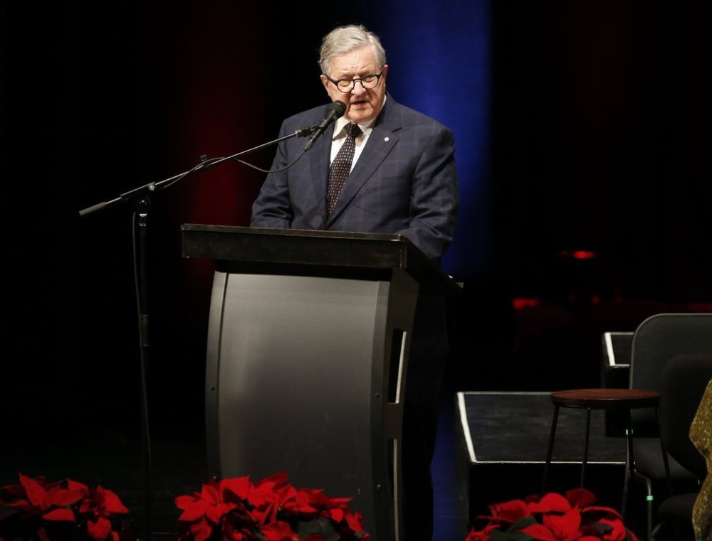 Former foreign affairs minister Lloyd Axworthy speaks at a memorial service in Winnipeg on Saturday, Dec. 17, 2022. THE CANADIAN PRESS/John Woods