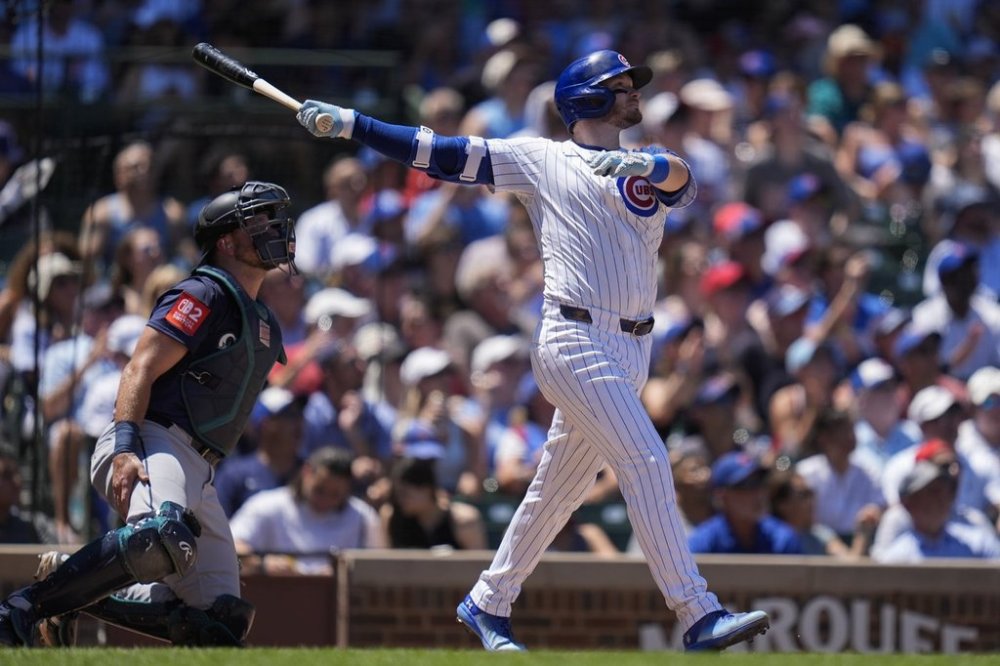 Chicago Cubs' Ian Happ (8) hits a three-run home run during the second inning of a baseball game against the Seattle Mariners, Saturday, June 21, 2025, in Chicago. (AP Photo/Erin Hooley)