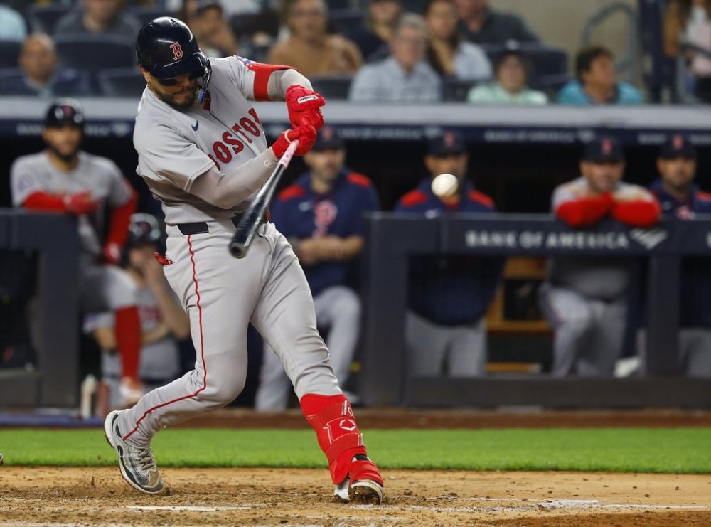 Boston Red Sox's catcher Carlos Narváez hits a three run home run against the New York Yankees during the sixth inning of a baseball game, Sunday, June 8, 2025, in New York. (AP Photo/Noah K. Murray)