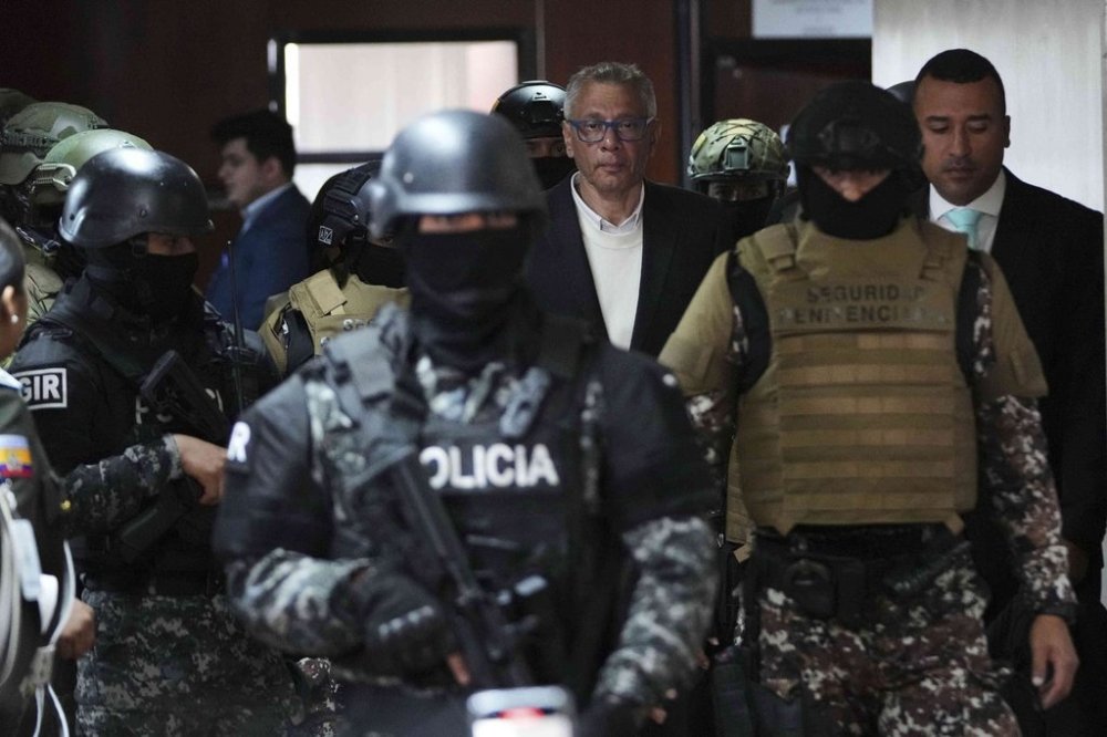 Former Vice President of Ecuador Jorge Glas enters court for his sentencing after he was convicted of embezzlement during his oversight of earthquake reconstruction in Quito, Ecuador, Monday, June 30, 2025. (AP Photo/Dolores Ochoa)