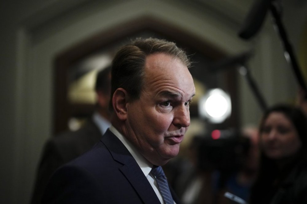 Leader of the Government in the House of Commons Steven MacKinnon arrives for a cabinet meeting on Parliament Hill in Ottawa on Tuesday, June 3, 2025. THE CANADIAN PRESS/Sean Kilpatrick