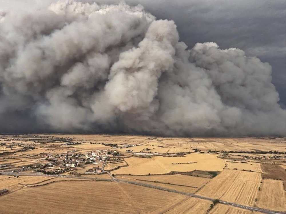 In this photo released by Agents Rurals de Catalunya, uncontrolled fire rages across the grasslands in the Segarra region, in the rural province of Lleida, Spain, Tuesday, July 1, 2025. (AP Photo/ Agents Rurals de Catalunya, HO)