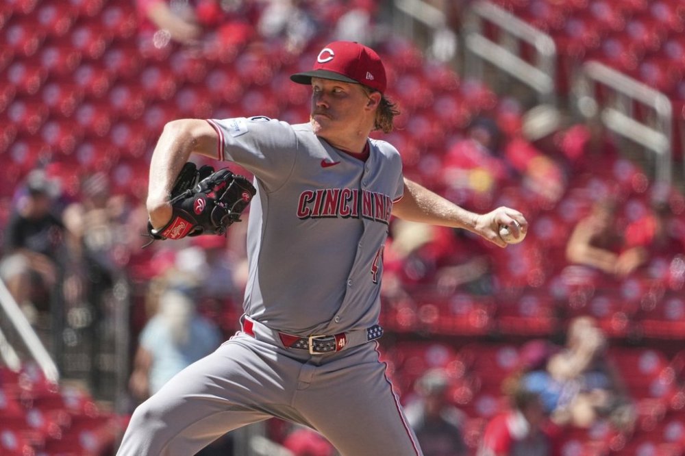 Cincinnati Reds starting pitcher Andrew Abbott throws during the seventh inning of a baseball game against the St. Louis Cardinals Sunday, June 22, 2025, in St. Louis. (AP Photo/Jeff Roberson)