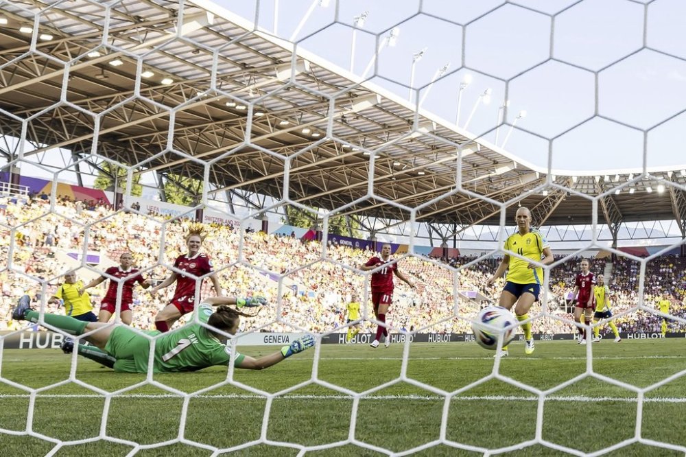 Sweden's Filippa Angeldahl , background left, scores the opening goal during the Euro 2025, group C, soccer match between Denmark and Sweden at Stade de Geneve in Geneva, Switzerland, Friday, July 4, 2025. (Salvatore Di Nolfi/Keystone via AP)