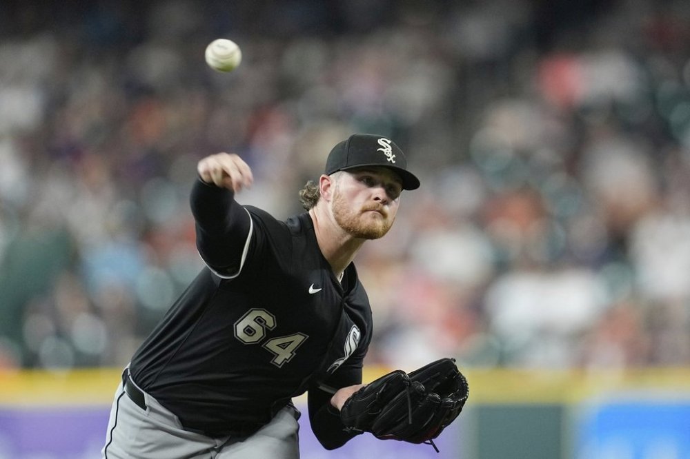 Chicago White Sox starting pitcher Shane Smith throws against the Houston Astros during the first inning of a baseball game Tuesday, June 10, 2025, in Houston. (AP Photo/David J. Phillip)
