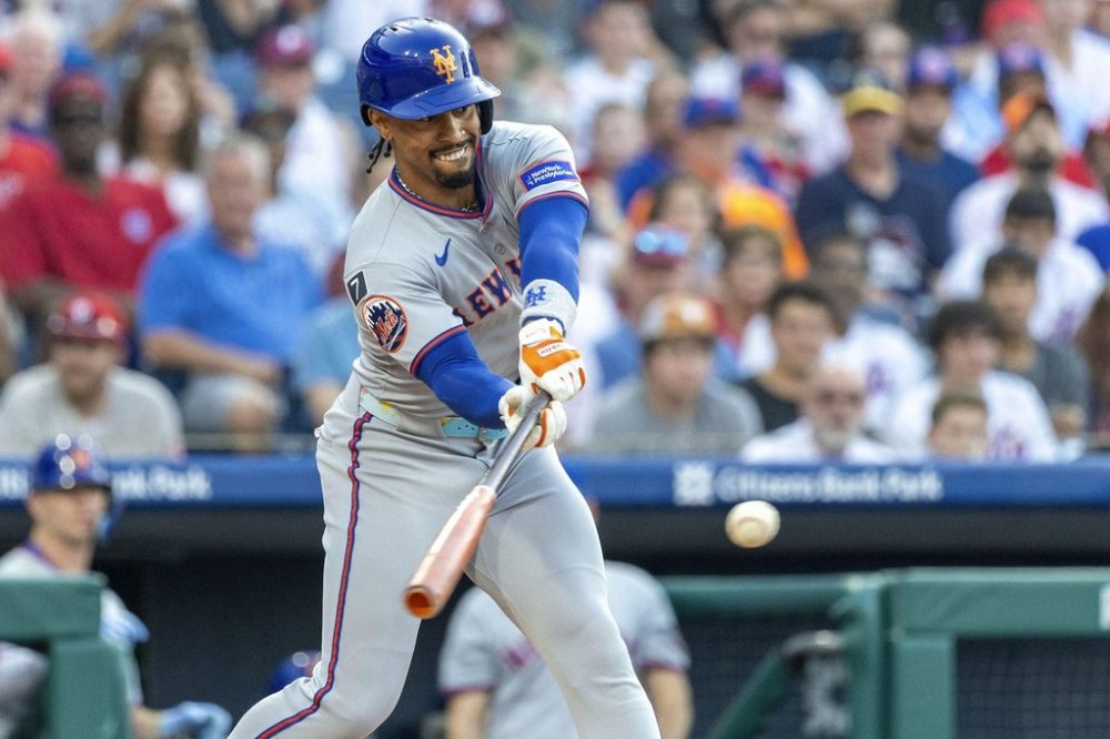New York Mets' Francisco Lindor hits a single during the first inning of a baseball game against the Philadelphia Phillies, Sunday, June 22, 2025, in Philadelphia. (AP Photo/Laurence Kesterson)