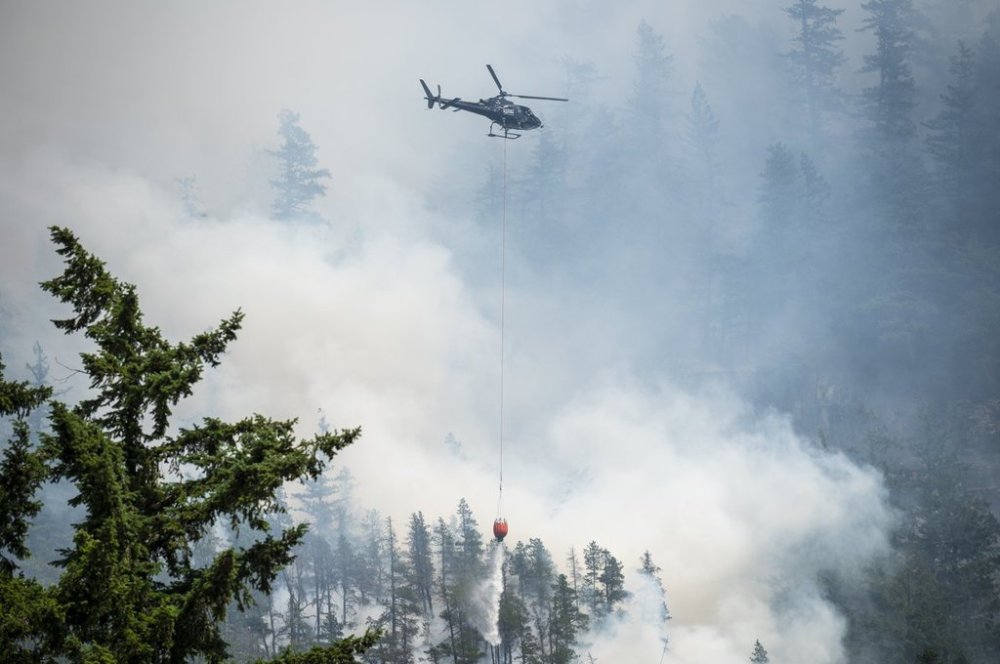 A helicopter works on the Dryden Creek wildfire north of Squamish, B.C., on Tuesday, June 10, 2025. THE CANADIAN PRESS/ Tijana Martin