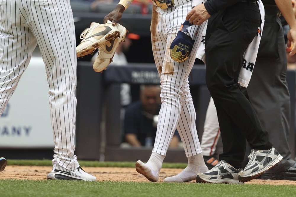 New York Yankees' Jazz Chisholm Jr. walks to the dugout without shoes after scoring during the second inning of a baseball game against the Baltimore Orioles, Sunday, June 22, 2025, in New York. (AP Photo/Pamela Smith)