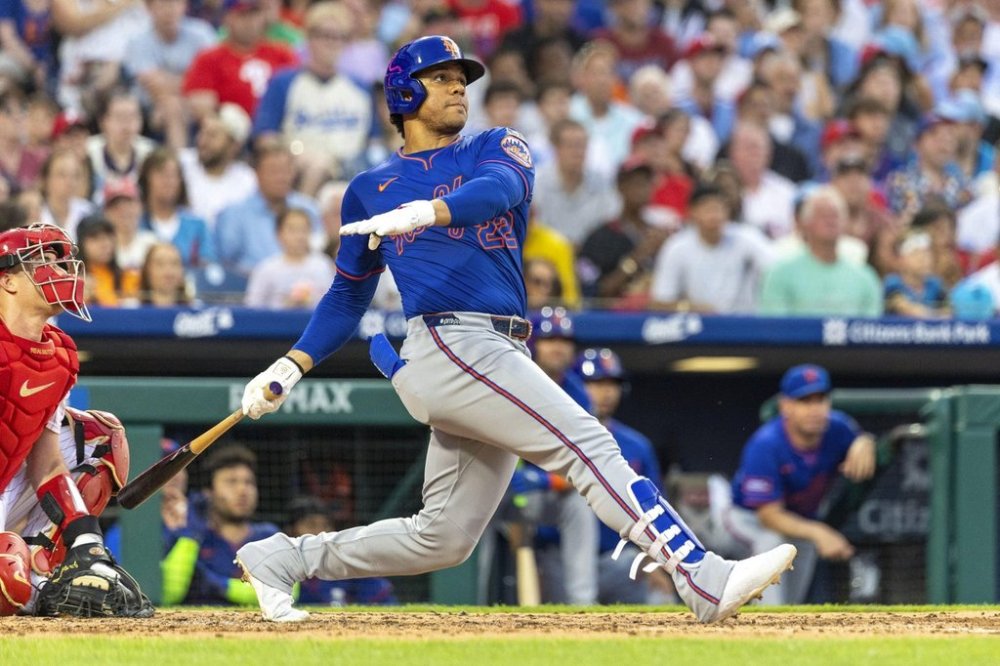 New York Mets' Juan Soto follows through on a solo home run in the third inning of a baseball game against the Philadelphia Phillies, Saturday, June 21, 2025, in Philadelphia. (AP Photo/Laurence Kesterson)