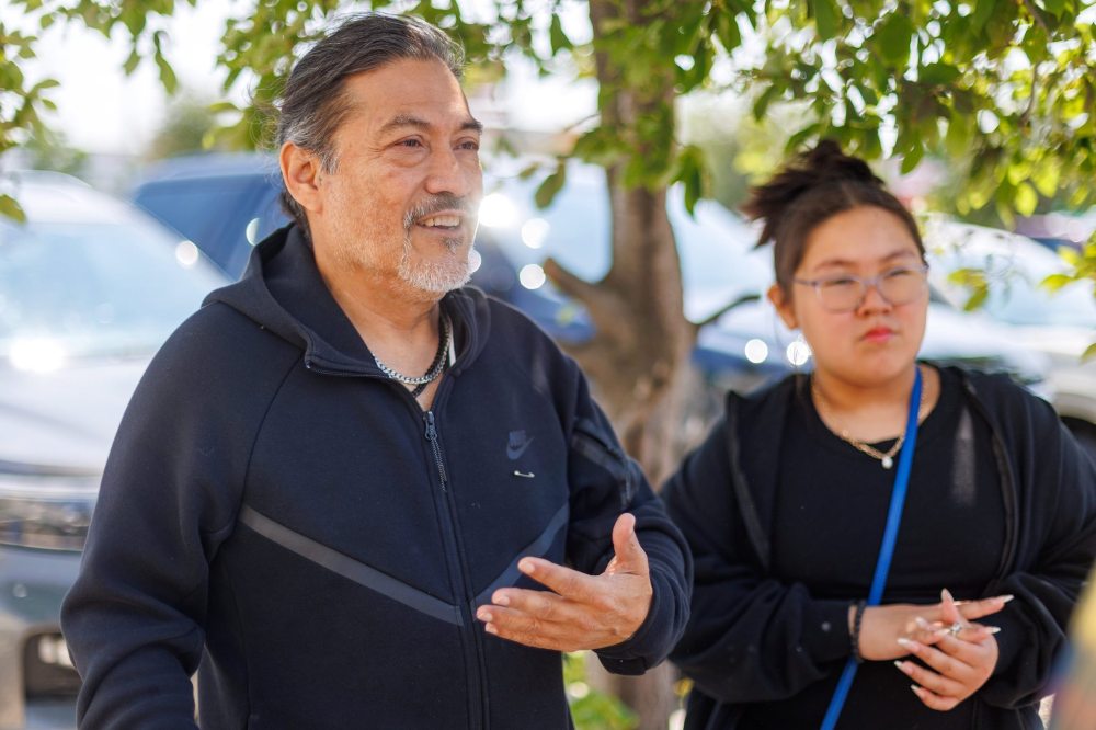 MIKE DEAL / FREE PRESS
Evacuee Mauricio Diaz-Lopez, with his daughter Mayela, says the Red Cross has supported them with accommodations and meals.