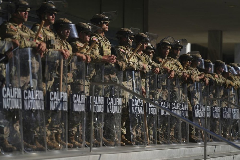 California National Guard guard the Federal Building on Tuesday, June 10, 2025, in downtown Los Angeles. (AP Photo/Eric Thayer)