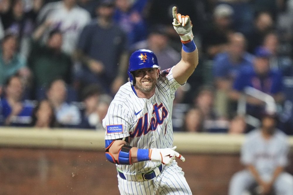 New York Mets' Jeff McNeil (1) gestures to teammates after hitting a walk-off RBI double during the 10th inning of a baseball game against the Washington Nationals Tuesday, June 10, 2025, in New York. (AP Photo/Frank Franklin II)