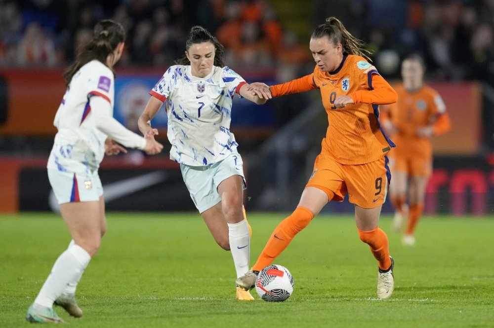 FILE -Netherlands' Romee Leuchter, right, vies for the ball with Norway's Ingrid Engen during the qualifying soccer match for the 2025 European Women's Championship between the Netherlands and Norway at the Rat Verlegh stadium in Breda, southern Netherlands, April 9, 2024. (AP Photo/Peter Dejong, File)