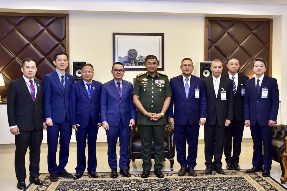 In this picture release by Malaysia Armed Forces on Aug 4, 2025, show Cambodian Maj Gen Sin Sokha, forth from left, Malaysian Chief of Defence Forces General Mohamad Nizam Jaffar, center, Thailand Lt. Gen Nuttapong Praokaew, fourth from right, poses for a picture at a hotel in Kuala Lumpur, Monday, Aug. 4, 2025. (Malaysia Armed Forces via AP)