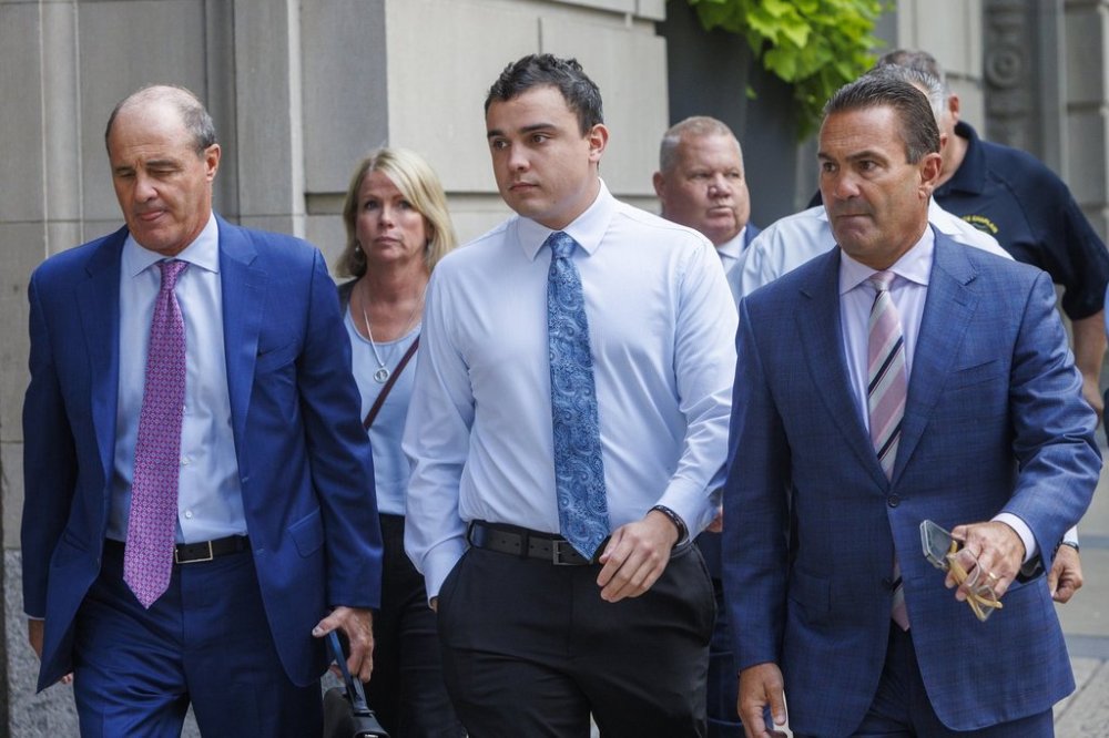 FILE - Philadelphia police officer Mark Dial, center, arrives with attorneys Brian McMonigle, left, and Fortunato Perri, right, for a bail hearing at the Juanita Kidd Stout Center for Criminal Justice in Philadelphia, Sept. 19, 2023. (Alejandro A. Alvarez/The Philadelphia Inquirer via AP, File)