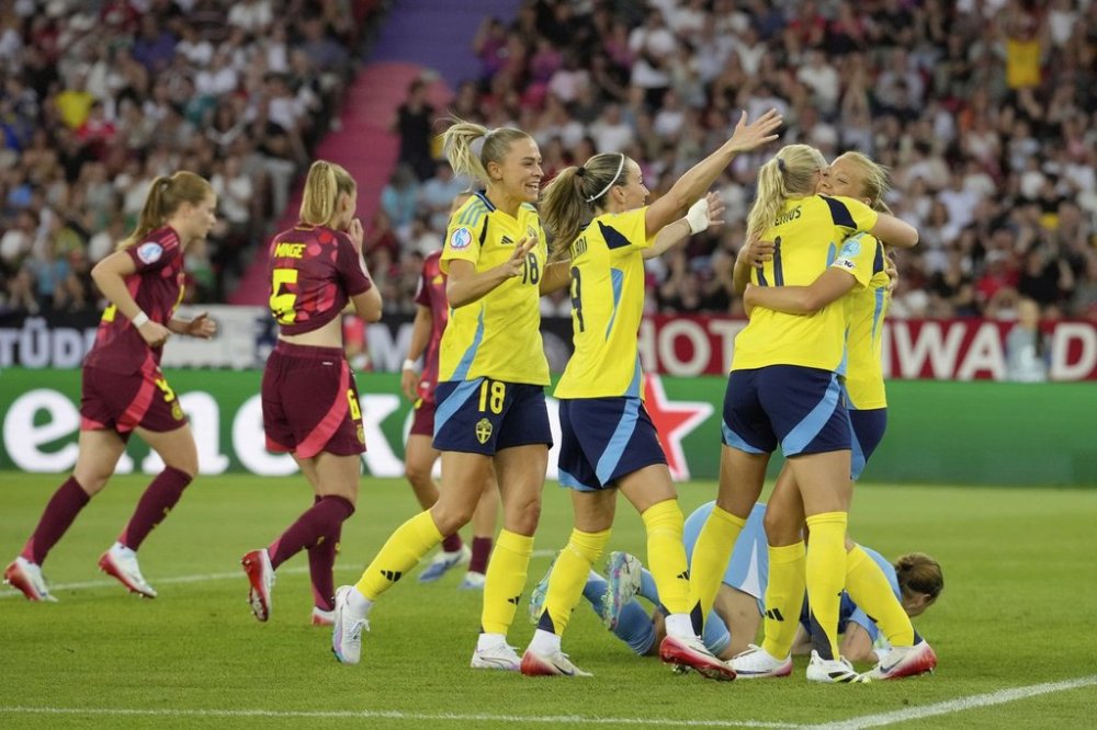 Sweden's Smilla Holmberg, right, celebrates after scoring her side's second goal during the Women's Euro 2025, group C, soccer match between Sweden and Germany at Stadion Letzigrund in Zurich, Switzerland, Saturday, July 12, 2025. (AP Photo/Martin Meissner)