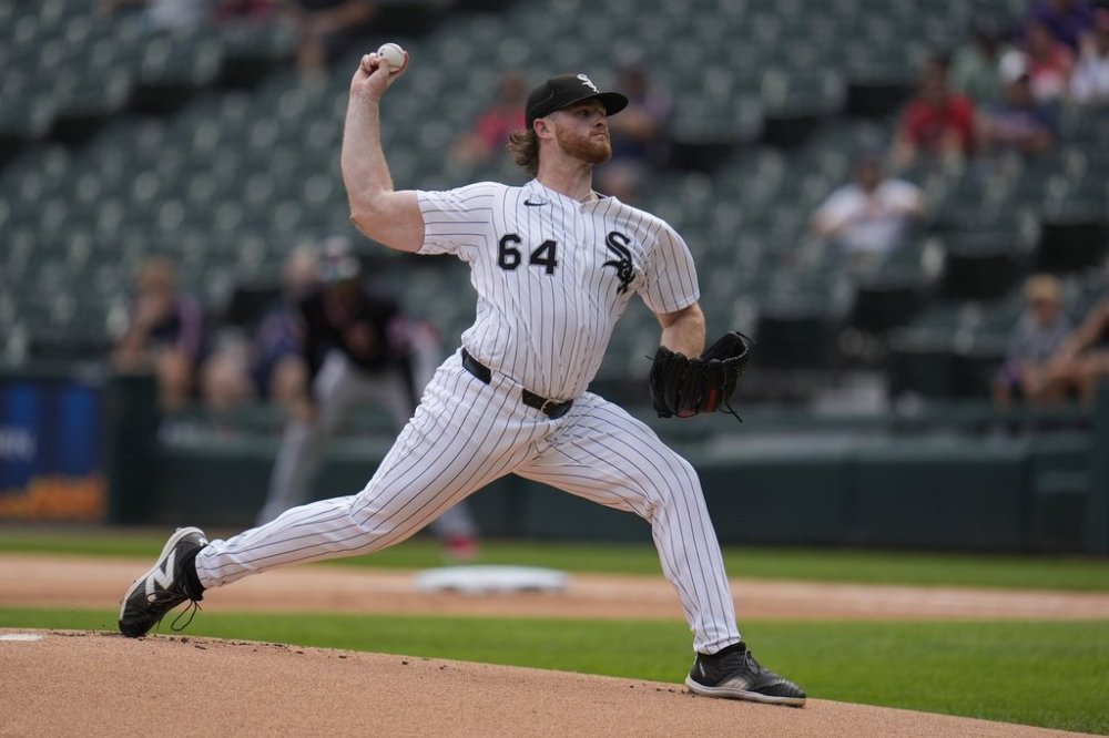 Chicago White Sox starting pitcher Shane Smith (64) throws against the Cleveland Guardians during the first inning of the first baseball game of a doubleheader Friday, July 11, 2025, in Chicago. (AP Photo/Erin Hooley)