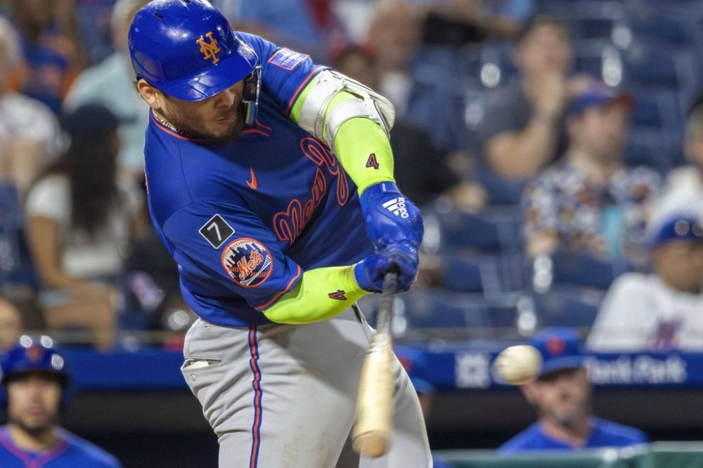 New York Mets' Francisco Alvarez hits a solo home run in the ninth inning of a baseball game against the Philadelphia Phillies, Saturday, June 21, 2025, in Philadelphia. (AP Photo/Laurence Kesterson)